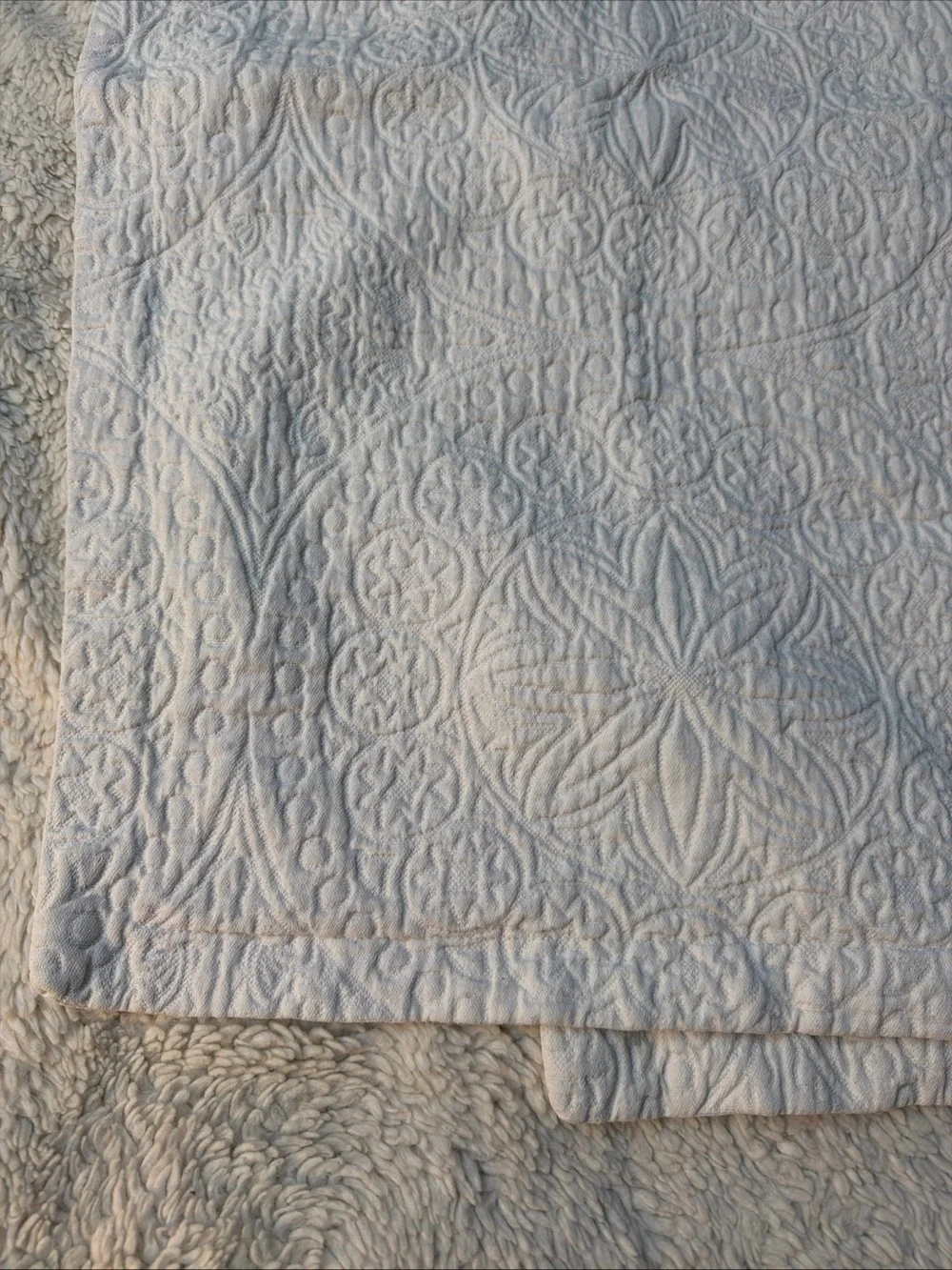 Threshold pillowcases Elegant White Quilted Floral Medallion Stitching king 2